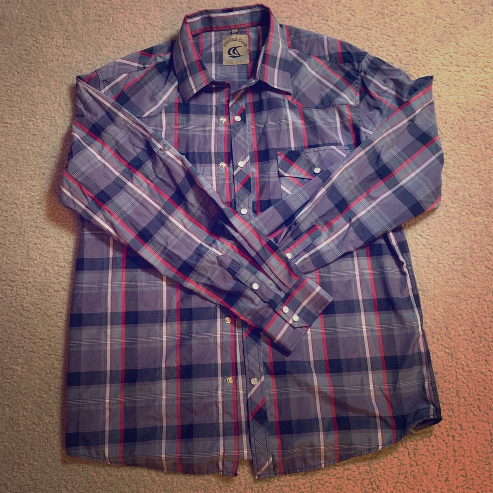 Super cute Men’s plaid long sleeve button up shirt